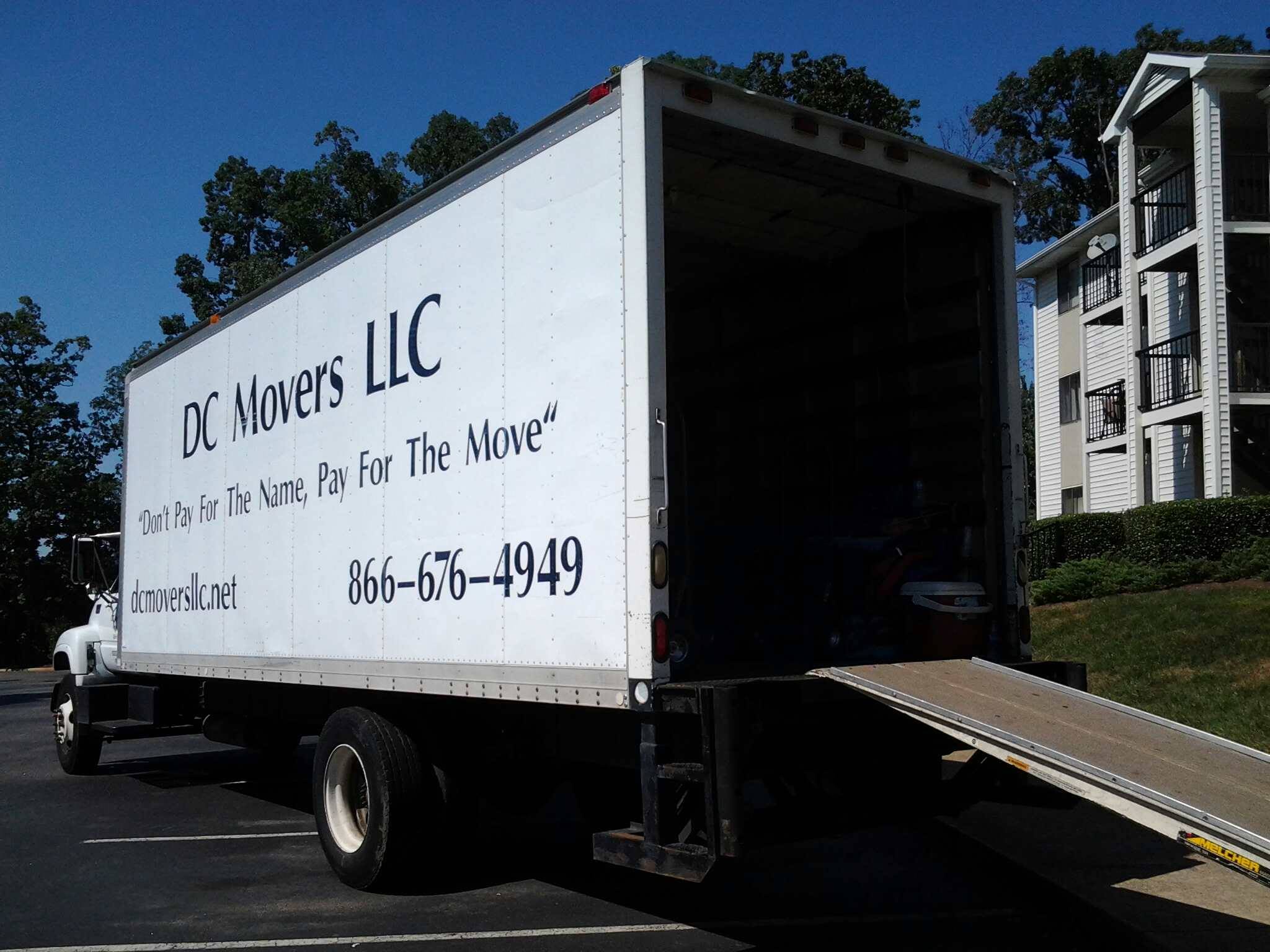 DC Movers, LLC Logo
