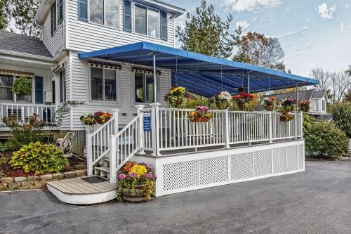 Glen Cove Inn and Suites Image