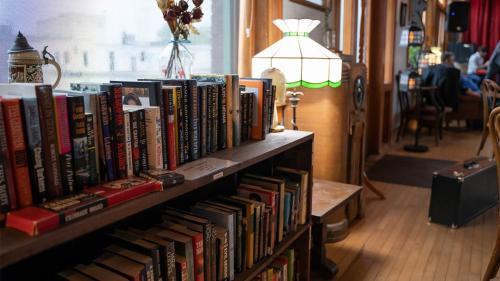 Books n Brewz Pizzeria Image