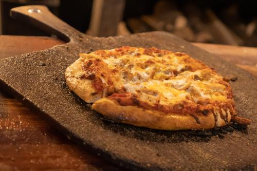 Books n Brewz Pizzeria Image