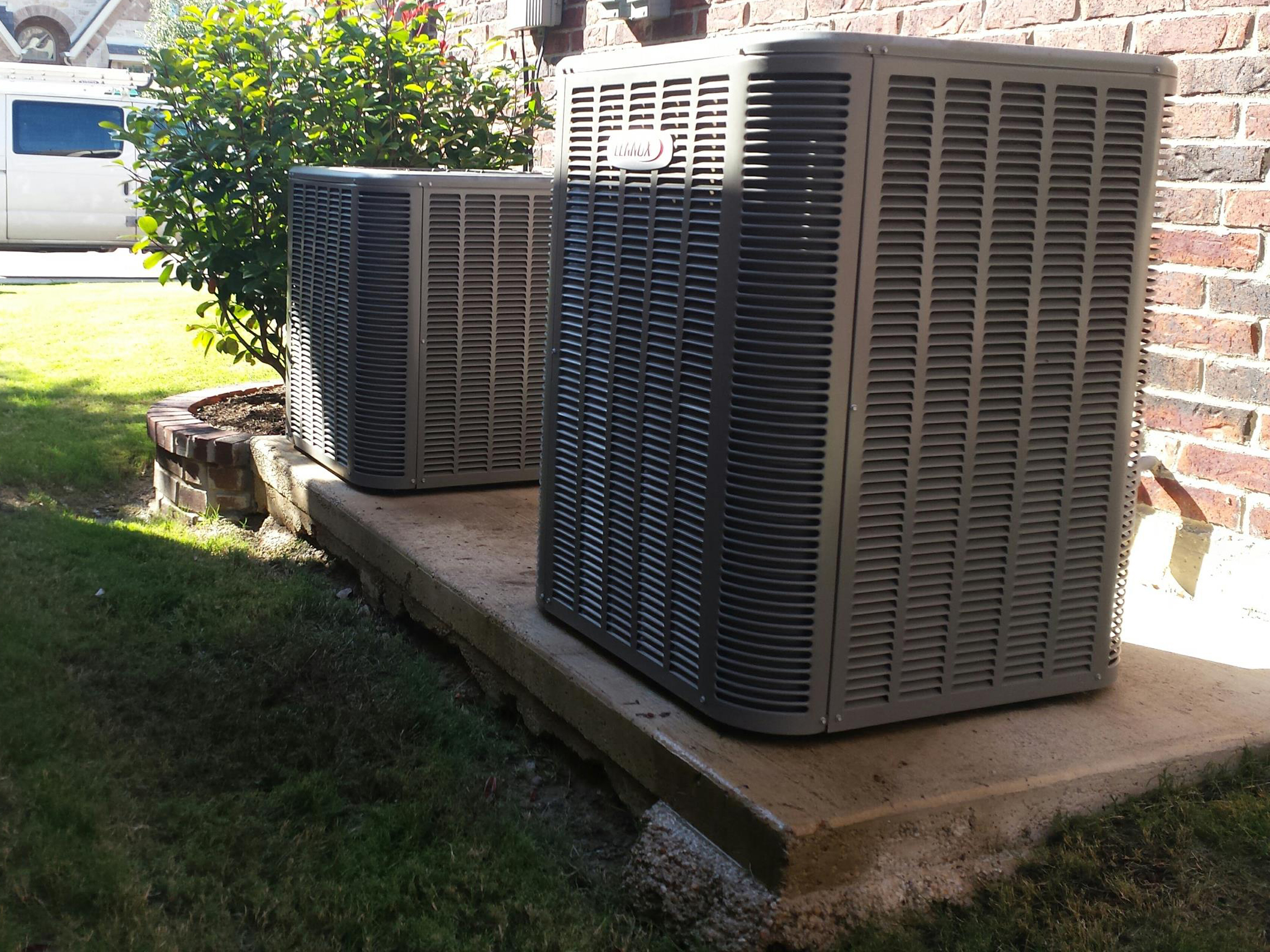 Delux Heating &amp; Cooling Palm Desert Logo