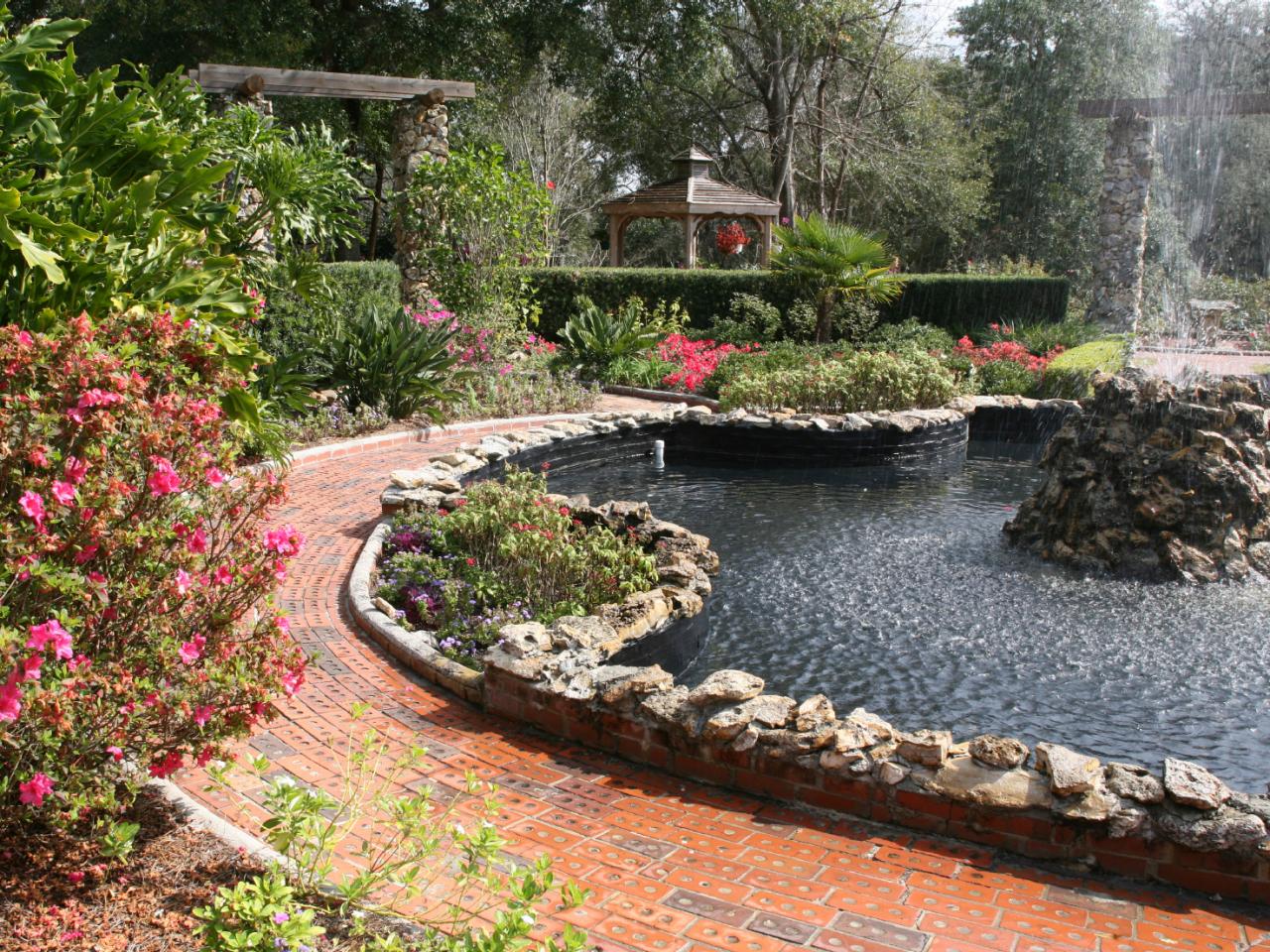 RG Landscaping &amp; Construction Logo