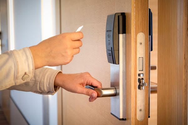 Eduard's Locksmith Security Logo