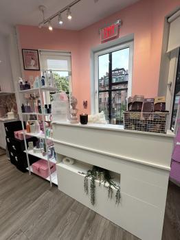 Blonde and Bronde Salon Image