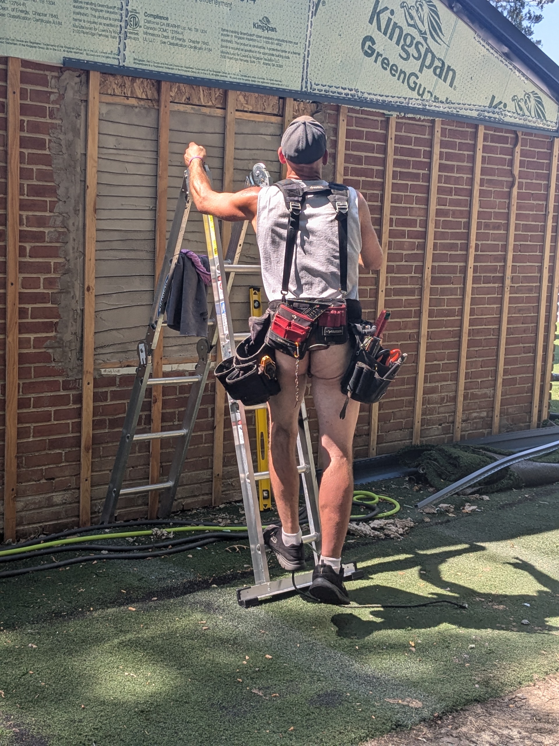 The naked handyman Image