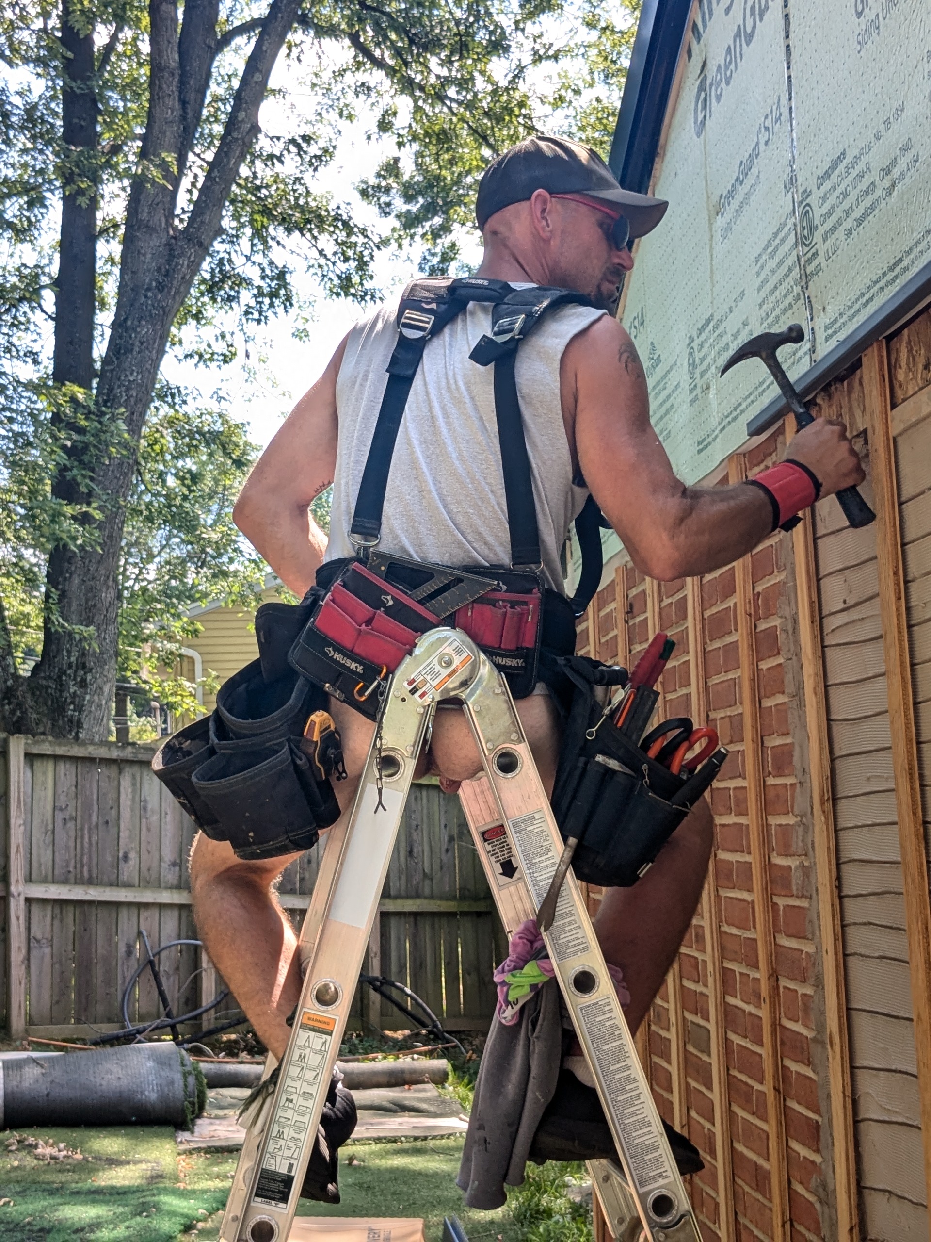 The naked handyman Image