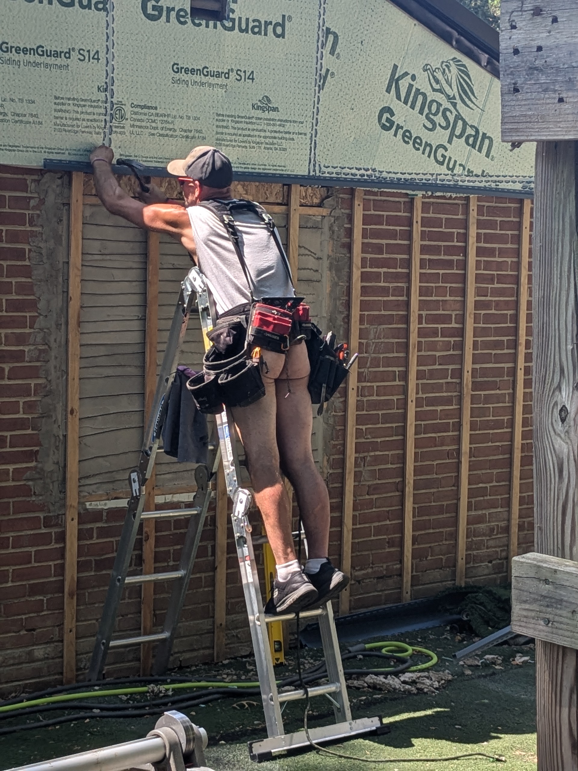 The naked handyman Image